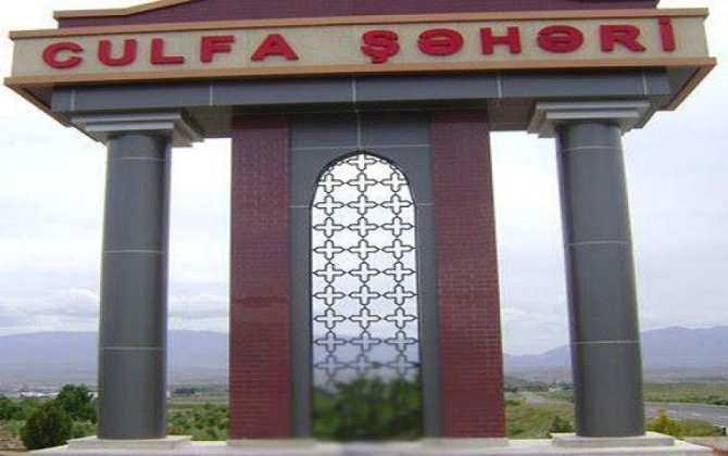 В Джульфе автомобиль врезался в газопровод, пять сел остались без газа