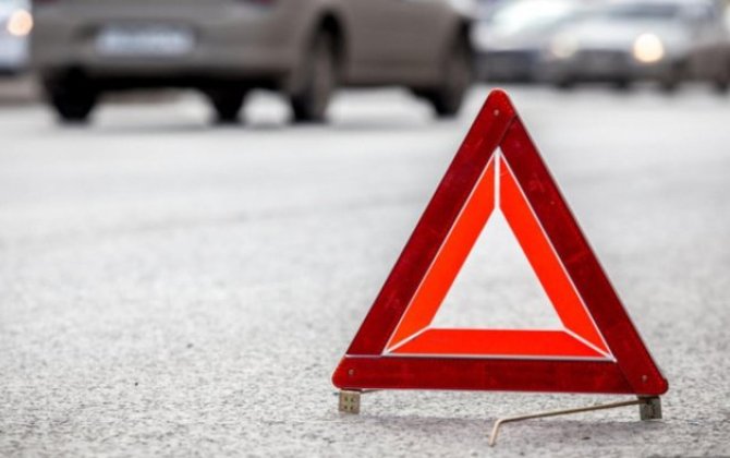 Gəncədə minik maşını avtobusa çırpılıb, xəsarət alan var