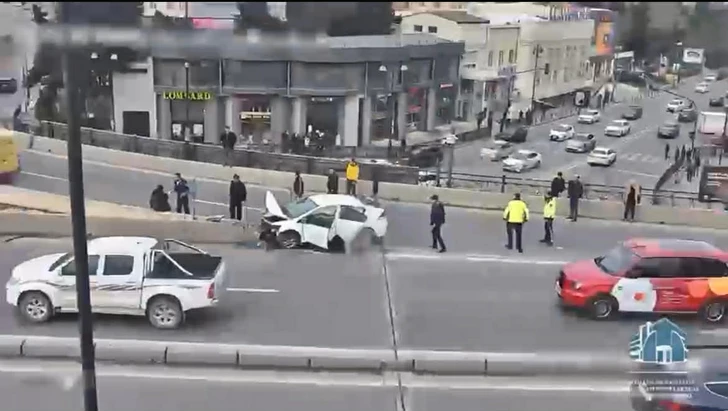 В Баку полиция и граждане помогли извлечь пострадавших из автомобиля после ДТП