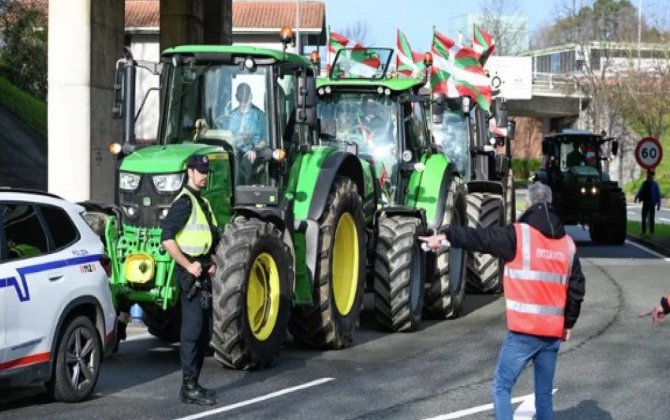 Fermerlərin etiraz aksiyası Fransa və İspaniya arasında quru yolunun bağlanmasına səbəb olub