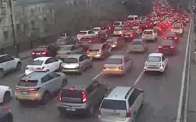 На ряде улиц и проспектов Баку затруднено движение транспорта