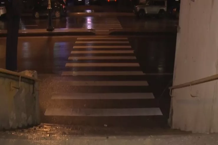 Xətai rayonunda səkisiz pilləkənlər piyadalar üçün təhlükə yaradır - VİDEO