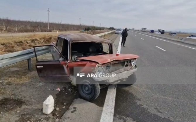 В Шамкирском районе автомобиль врезался в бетонное ограждение, пострадали два человека — ФОТО