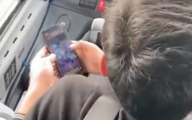 Уволен водитель автобуса Баку-Гянджа, игравший всю дорогу в мобильные игры