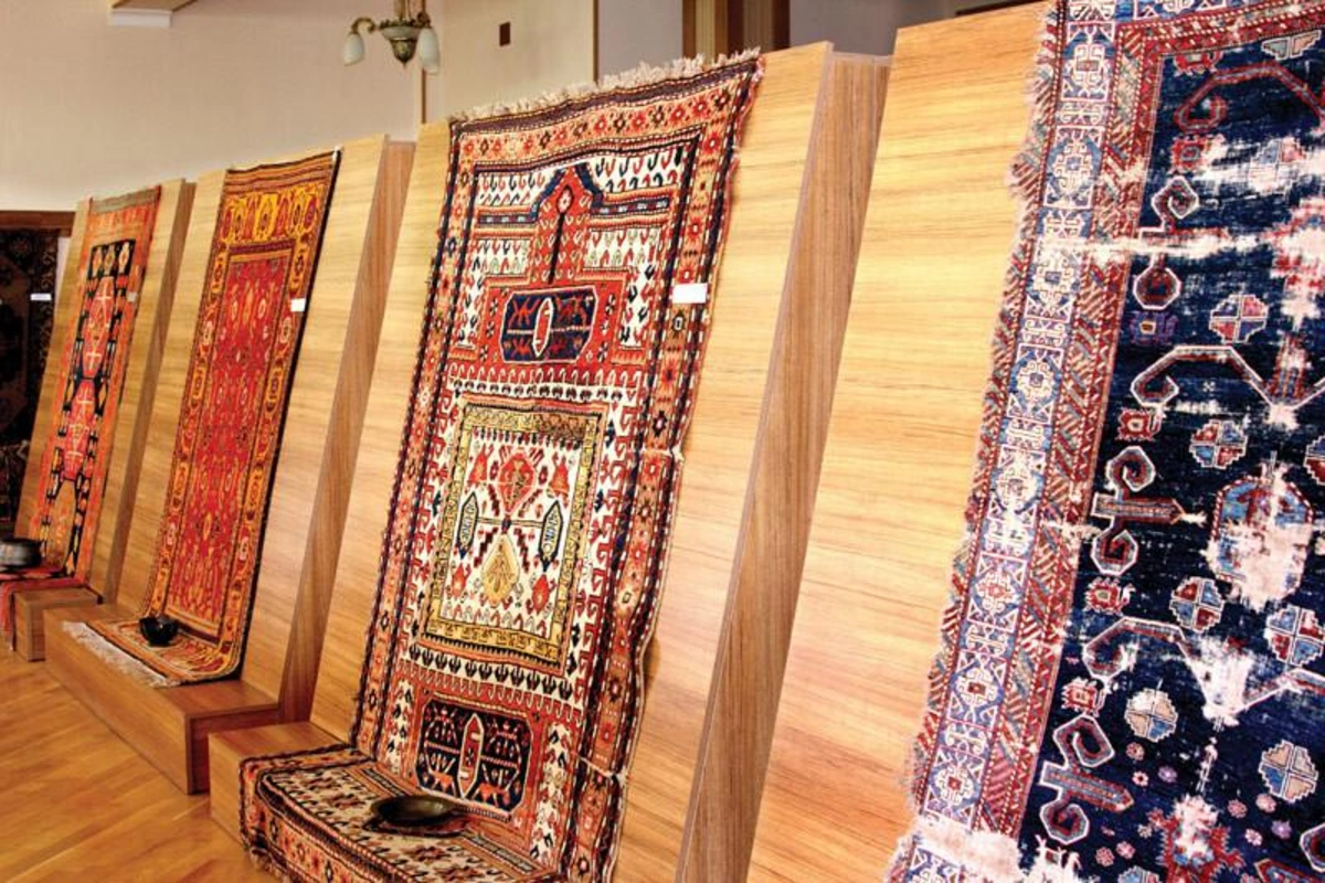 Qərbi Azərbaycan Xronikası: Xalçalar üzərindən oxunan deportasiya yaddaşı