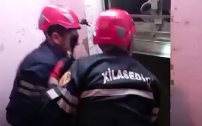 Bakıda liftə qalan şəxslər xilas edildi