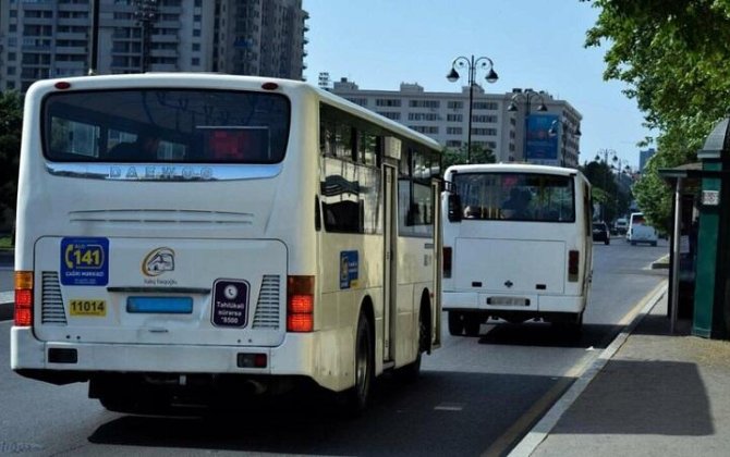 Bakıda kişi avtobusda namaz qıldı - VİDEO