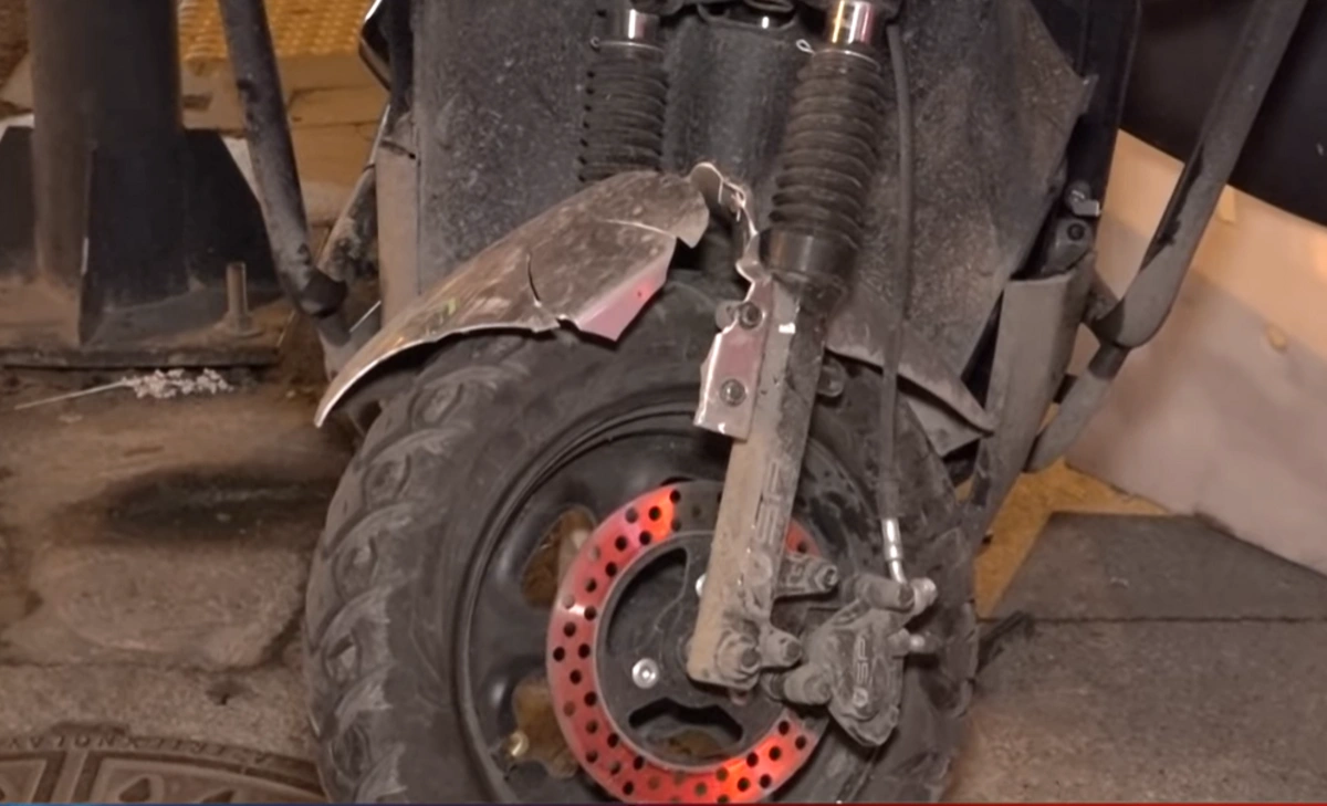 Paytaxtda motosikletlə avtomobil toqquşdu: Xəsarət alan var - VİDEO