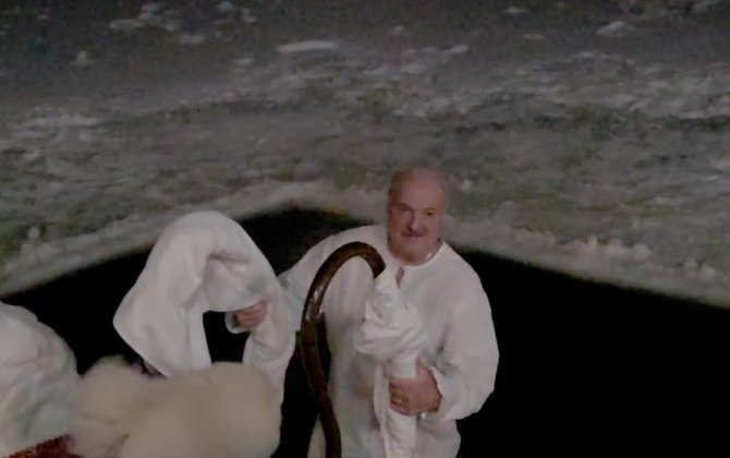 Лукашенко окунулся в крещенскую купель под наблюдением Умки-ВИДЕО