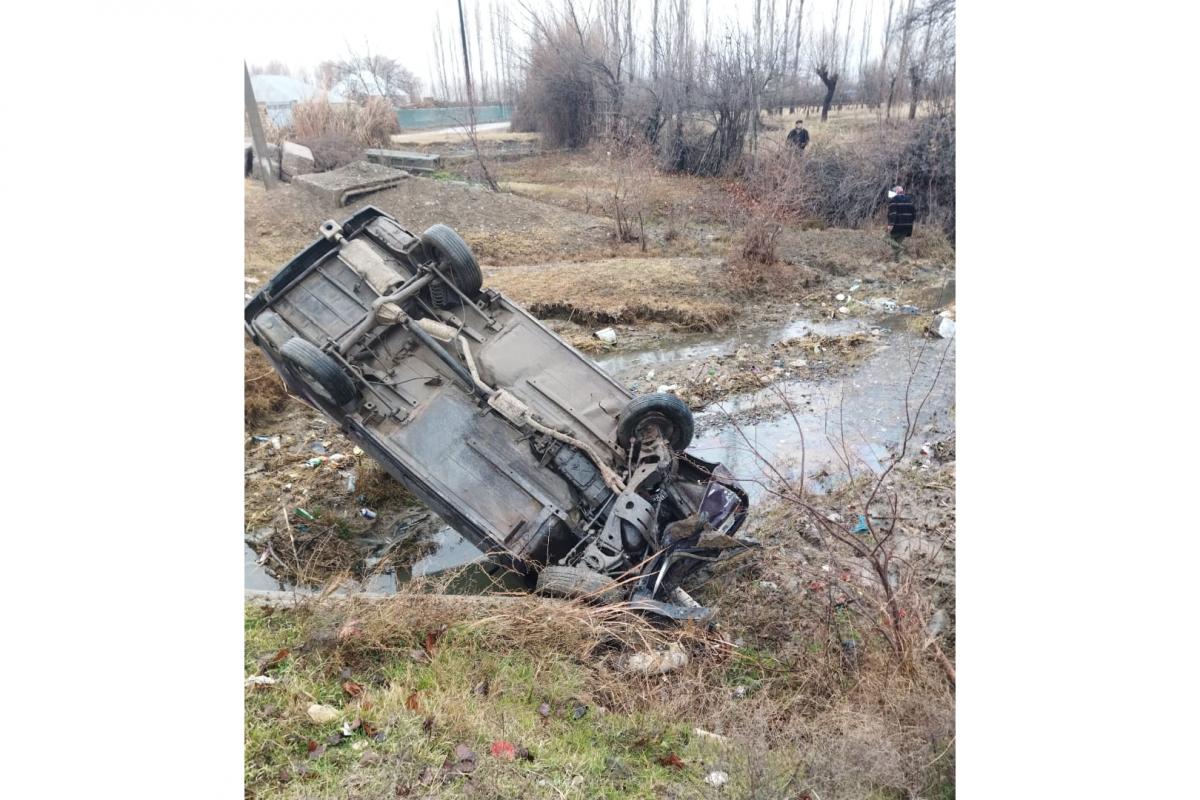 Goranboyda avtomobil çaya aşıb, xəsarət alan var