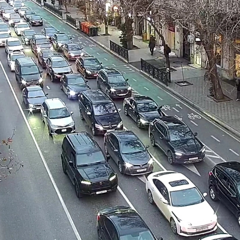 Paytaxtın bəzi küçələrində sıxlıq müşahidə olunur