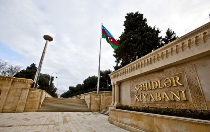 Baş nazir və spiker Şəhidlər xiyabanını ziyarət ediblər