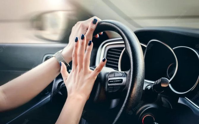 Xanımı maşını park edə bilmədi, kömək əvəzinə, eyvandan ÇƏKDİ - VİDEO