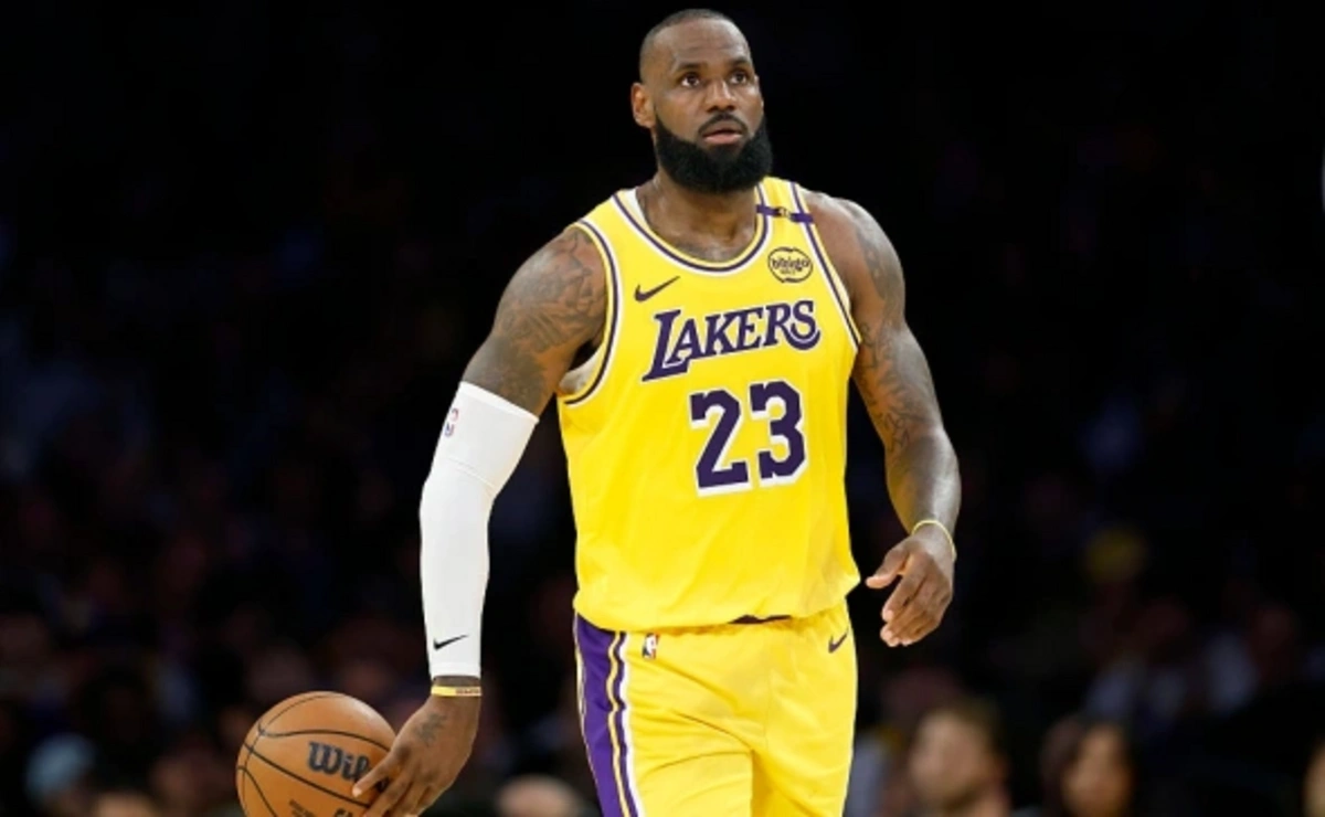 Леброн Джеймс сыграл более чем с третью всех игроков в истории НБА