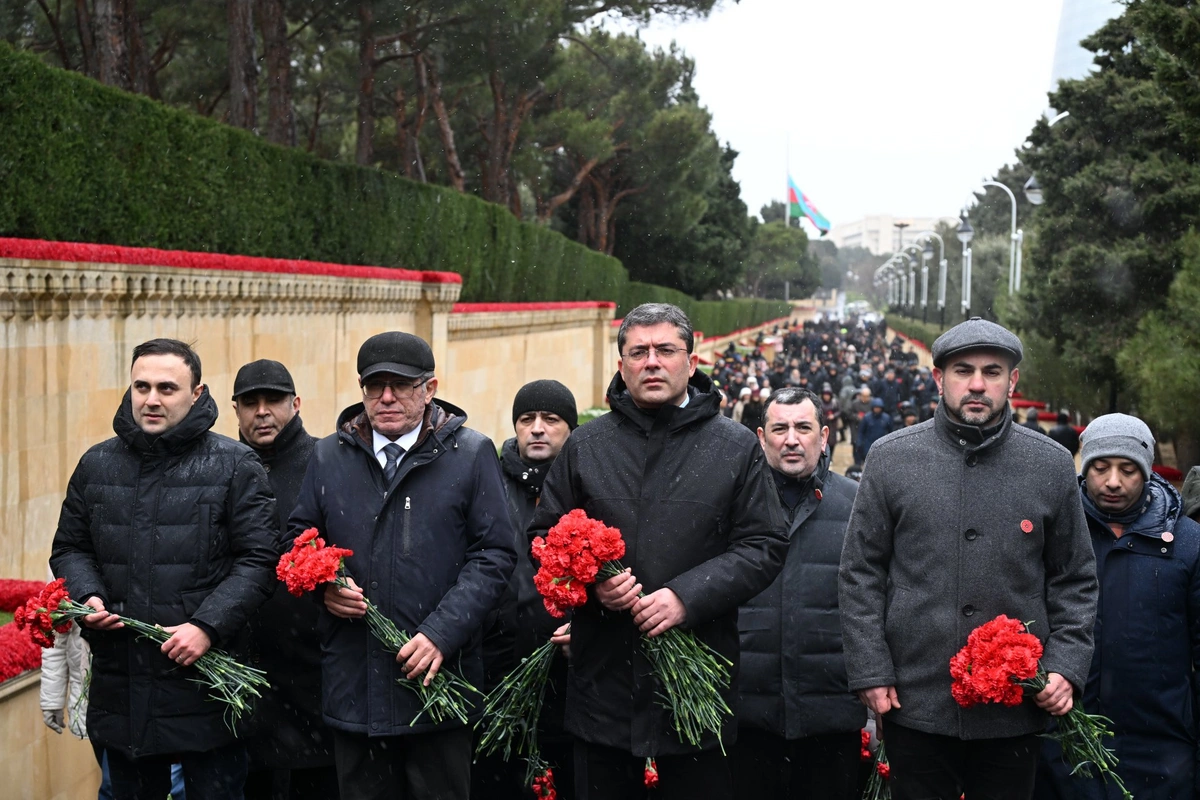 MEDİA nümayəndələri Şəhidlər xiyabanını ziyarət ediblər