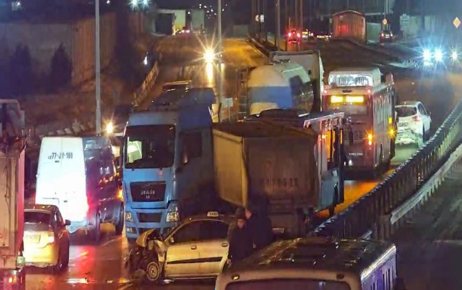 Yasamalda qəza baş verib, nəqliyyatın hərəkətində çətinlik yaranıb - FOTO