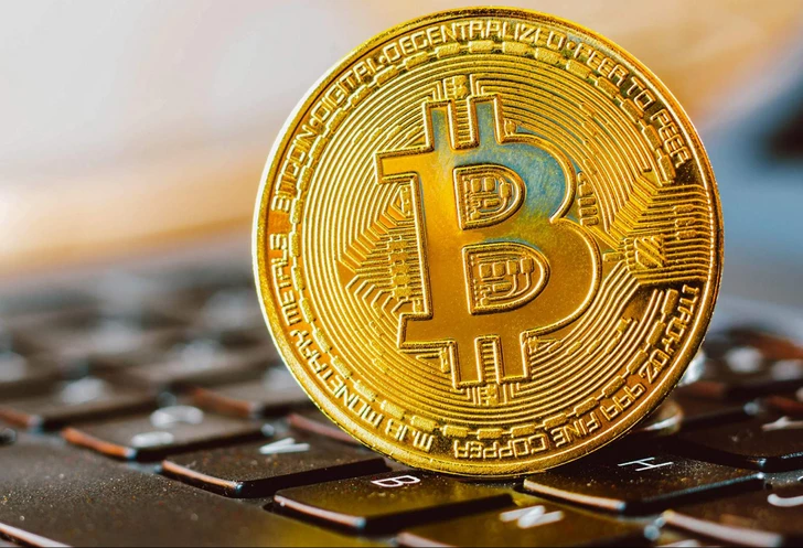 Биткоин рухнул ниже психологической отметки в 90 000 долларов на фоне масштабных распродаж