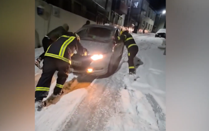 Xankəndi və Kərkicahanda buzlu yollarda qalan avtomobillər xilas edildi - VİDEO