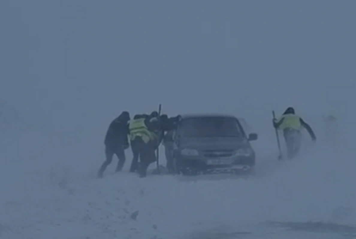 Qarlı hava şəraitində respublikanın avtomobil yollarında SON VƏZİYYƏT