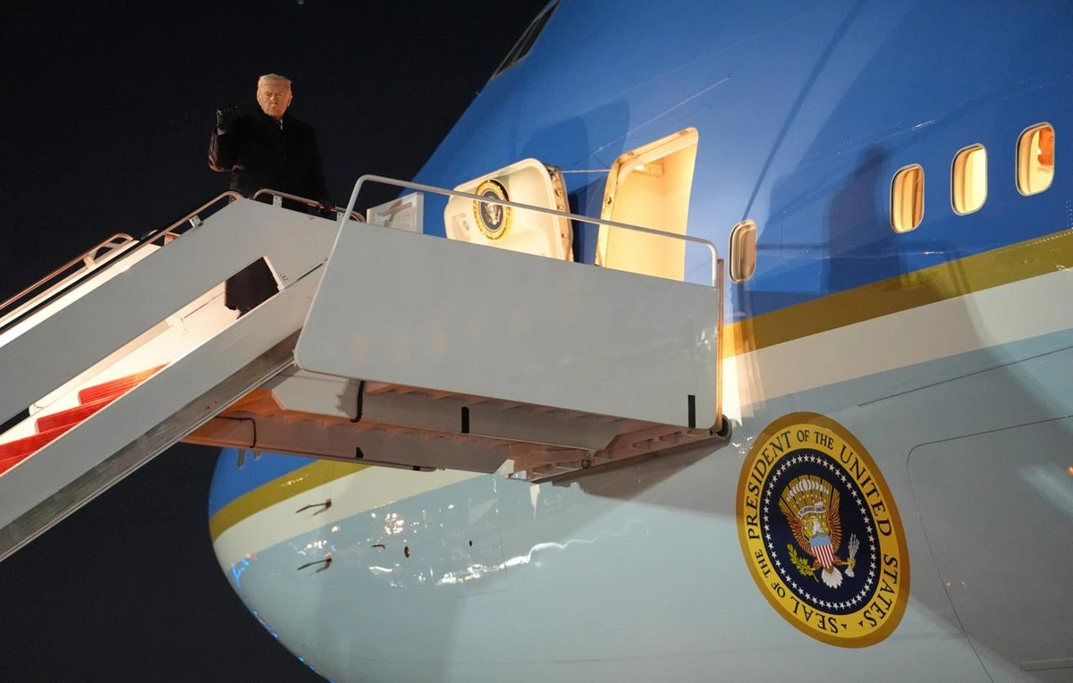 Trampın təyyarəsi havaya qalxdıqdan sonra problemlə üzləşdi - FOTO