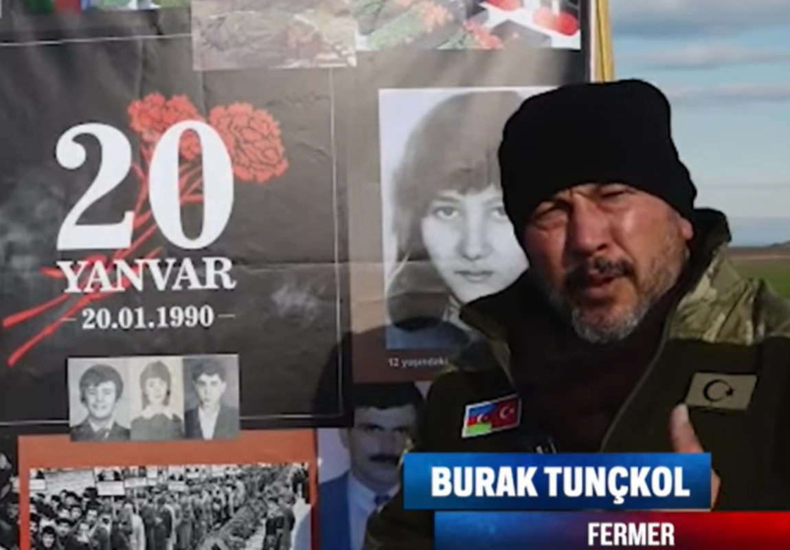 Türkiyəli fermer traktorla torpağın üzərinə 