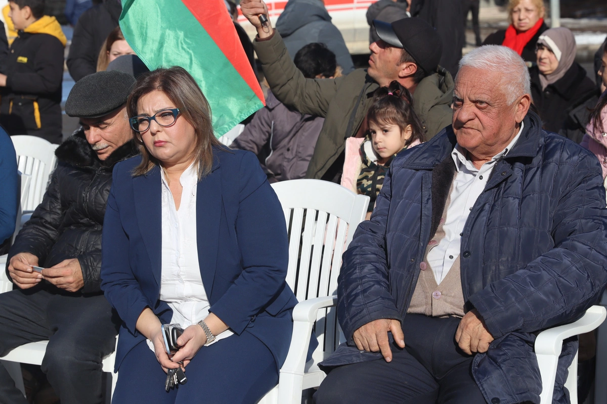 İlk köç karvanı Xankəndi şəhərinə çatıb, açarlar təqdim edilib - FOTO