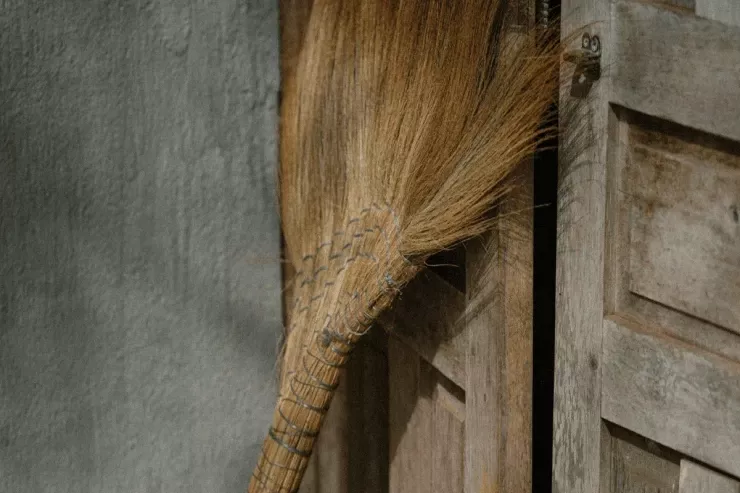 Süpürgəni burada saxlamayın: evinizdə uğursuzluğu “cəlb edən” 3 təhlükəli yer