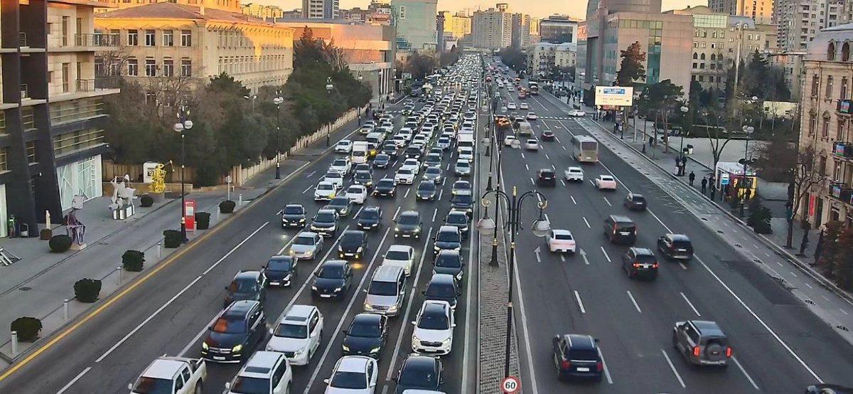 На каких улицах Баку наблюдаются транспортные заторы?