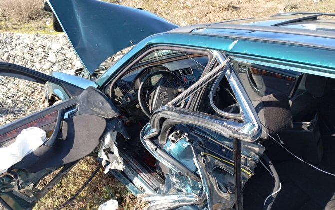 Cəlilabadda buz bağlayan yolda avtomobil aşıb, 2 nəfər xəsarət alıb - FOTO