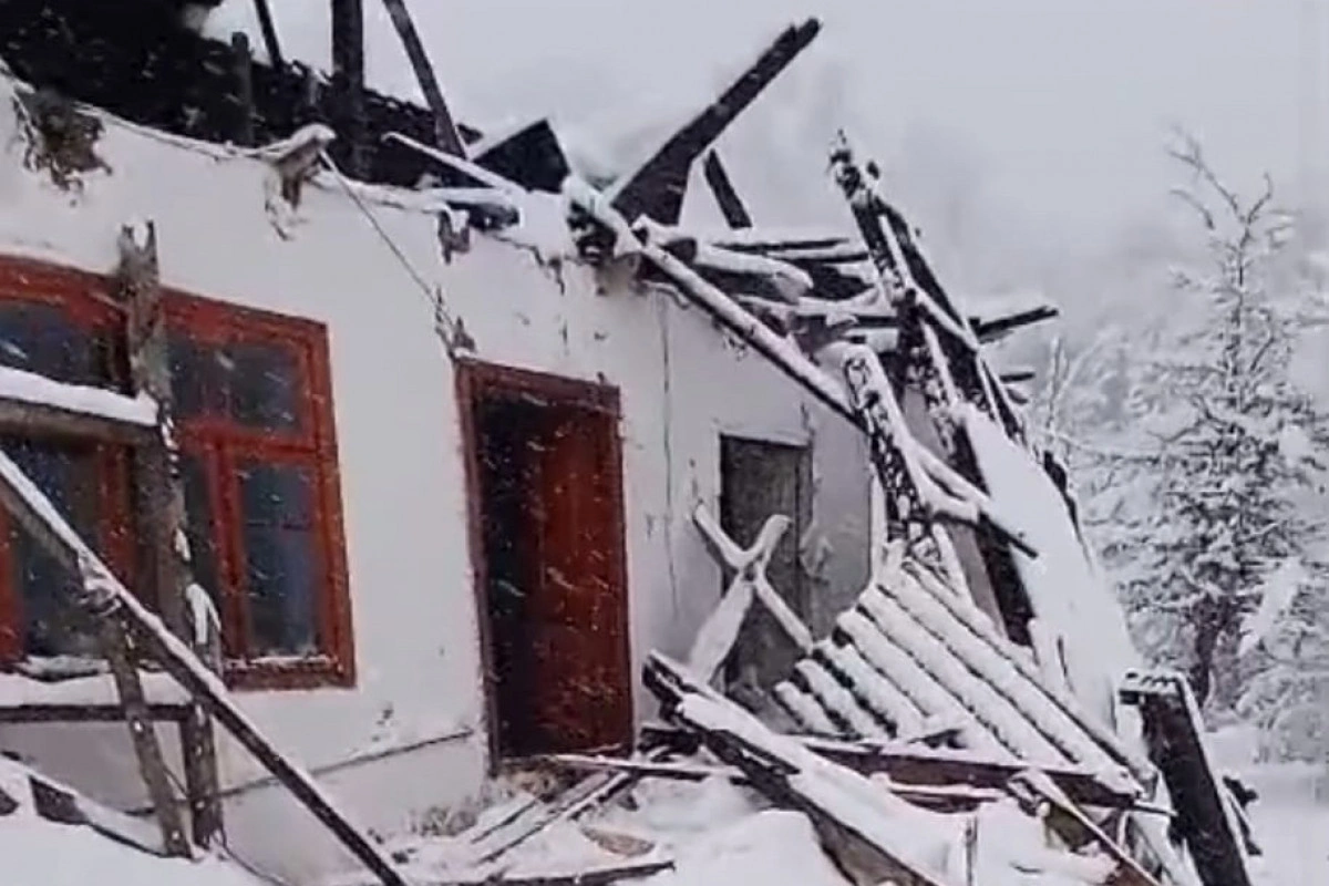 Lerikdə güclü qar evin dam örtüyünü uçurub - FOTO