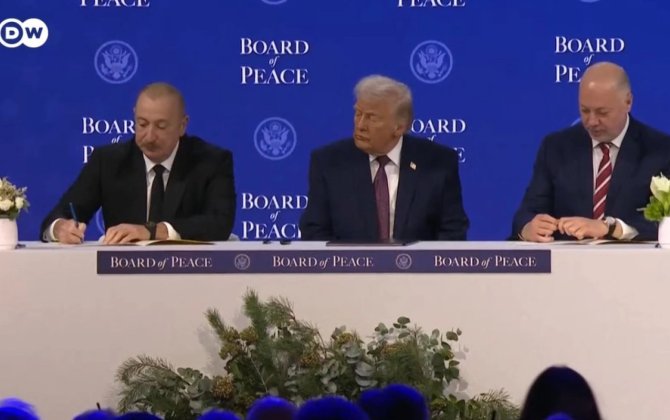 İlham Əliyev sənədi imzaladı - VİDEO