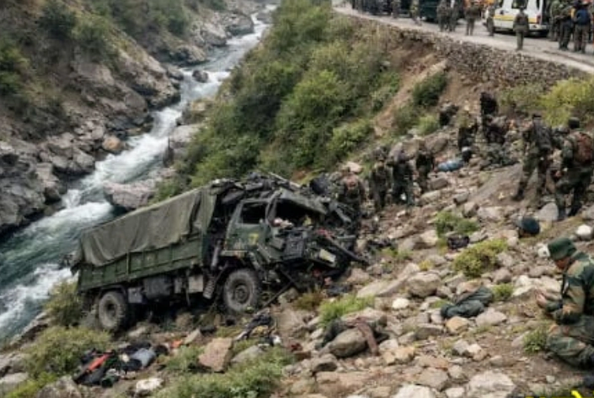 Hindistan ordusuna məxsus avtomobil dərəyə aşıb: Çox sayda ölən və yaralanan var