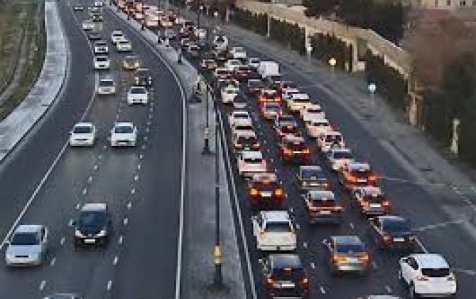 В Баку на ряде улиц и проспектов наблюдаются пробки