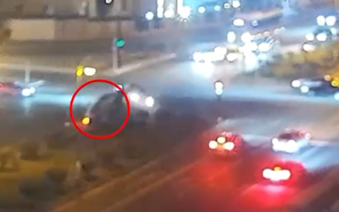 В Баку водитель проехал на красный свет и устроил ДТП