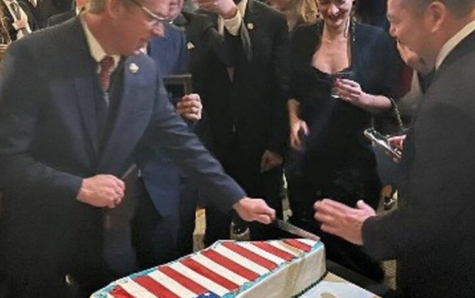 ABŞ-də respublikaçılar Qrenlandiya formasında tort kəsib yedilər