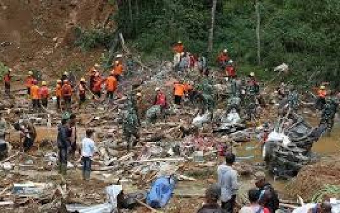 Число жертв оползня в Индонезии увеличилось до 10 - ОБНОВЛЕНО