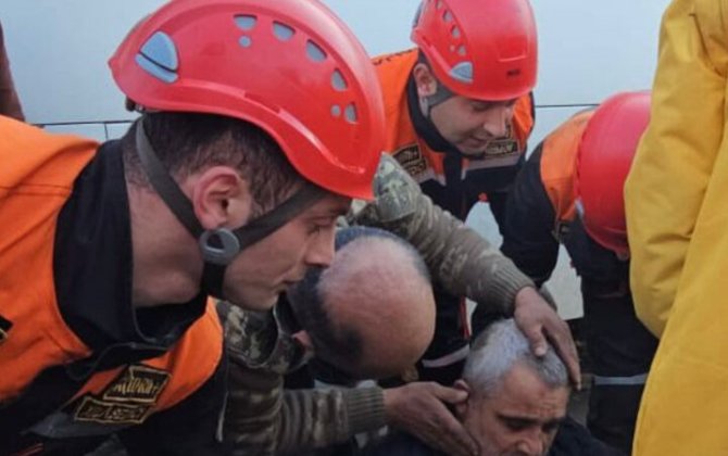 Lənkəranda avtobusun altında qalan kişi xilas edildi - VİDEO