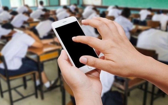 Dərsdə telefon dövrü bitir: Şagirdlərdən sonra müəllimlərə də qadağa gəlir  