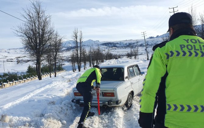 Lerikdə yollarən buz bağlaması nəqliyyatın hərəkətini çətinləşdirib