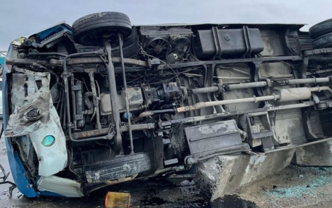 Fəhlələri daşıyan mikroavtobus aşıb - Ölən və xəsarət alanlar var