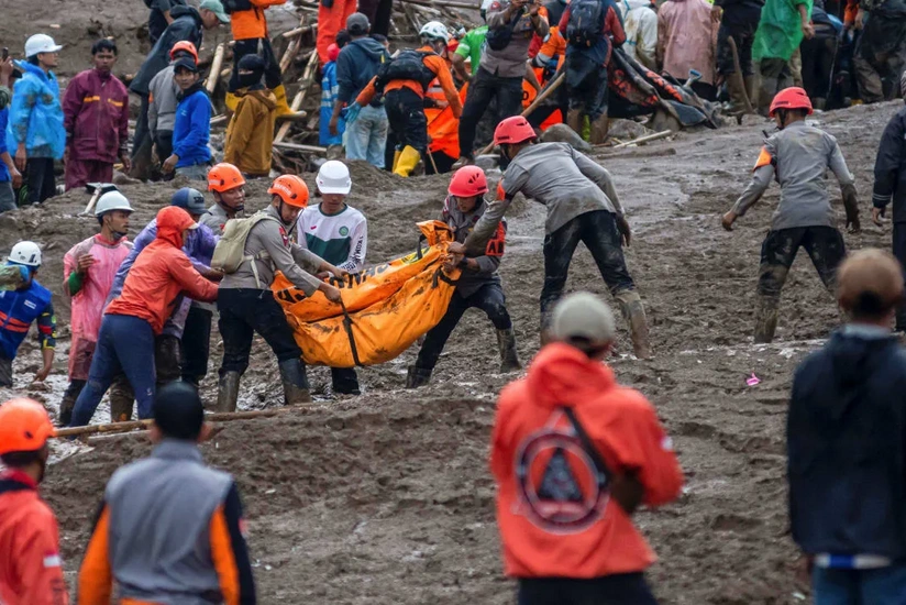 Индонезия возобновила поиски 80 пропавших без вести после оползня, унесшего жизни 10 человек в Западной Яве
