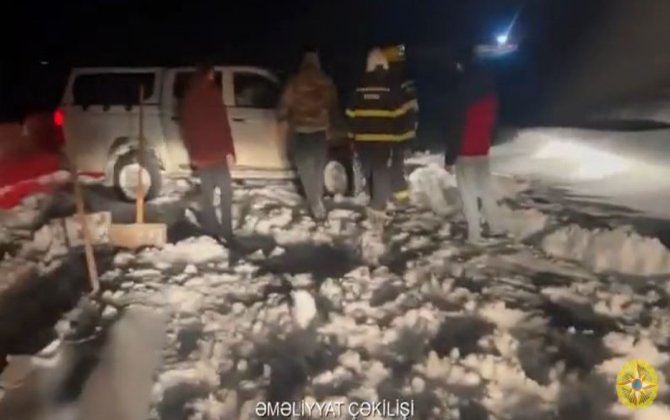 Buz bağlayan yolda qalan minik avtomobillərinə köməklik göstərilib - VİDEO