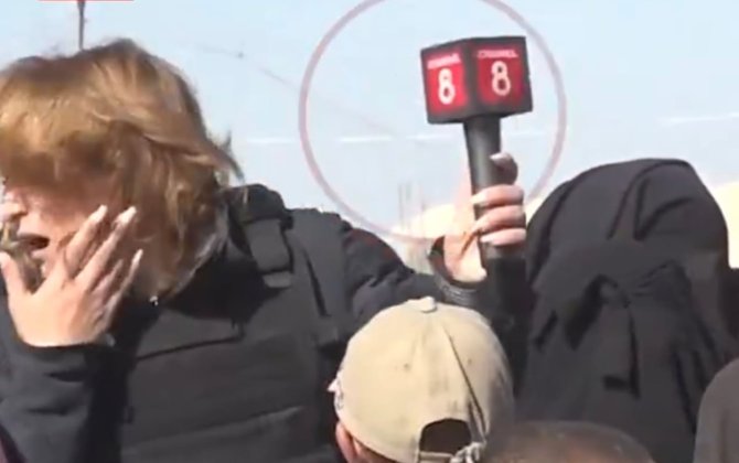 Qadın jurnalisti daş-qalaq etdilər – VİDEO