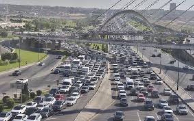 На ряде улиц и проспектов Баку затруднено движение транспорта