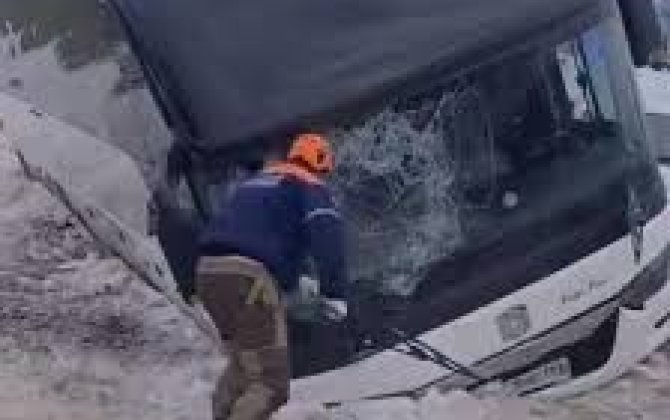 В Новороссийске автобус столкнулся с легковушкой, в салоне заблокированы пассажиры