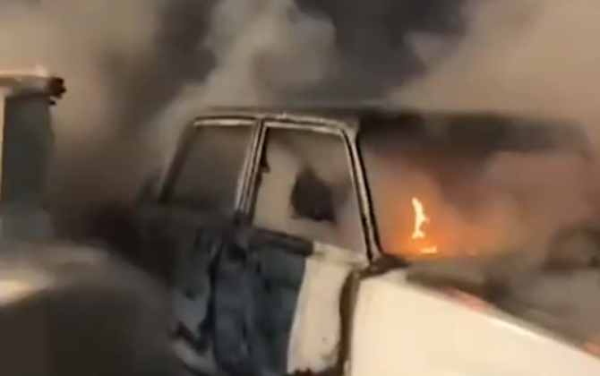 Bakıda təmir sexində avtomobil yandı - VİDEO