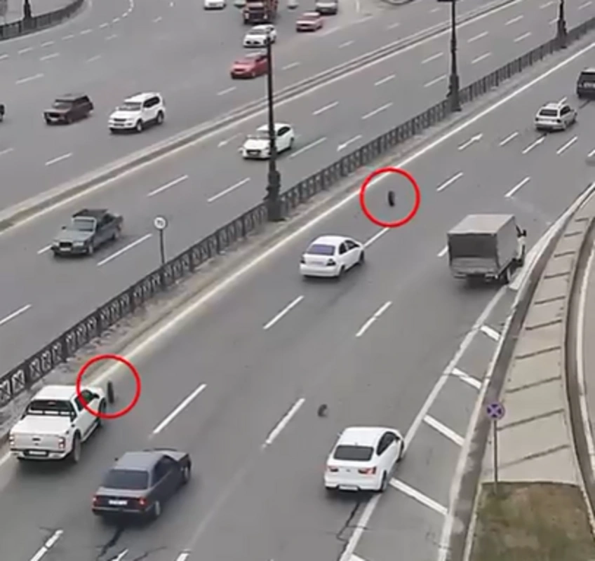 Heydər Əliyev prospektində hərəkətdə olan yük avtomobilinin təkərləri çıxdı