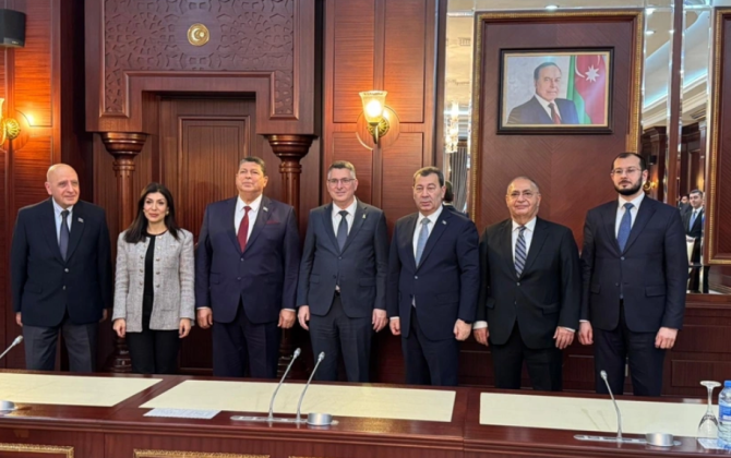 İsrailin xarici işlər naziri Milli Məclisin deputatları ilə görüşüb