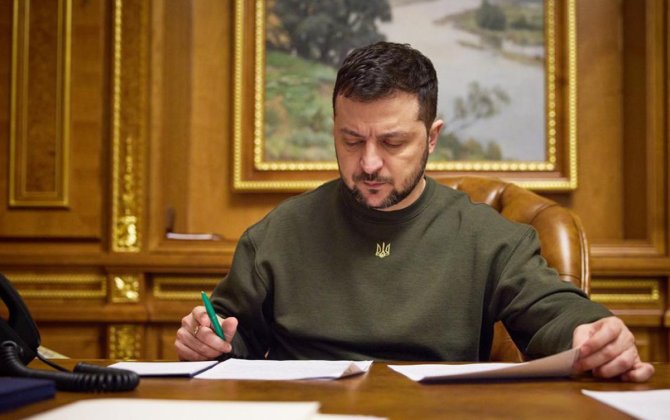 Zelenski Ukraynada hərbi vəziyyətin uzadılması barədə qanunu imzalayıb
