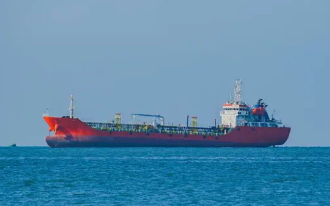 Испанские спасатели сопроводили подсанкционный танкер в порт Танжера